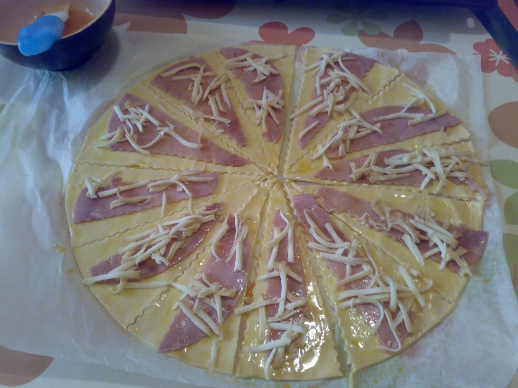 Croissant cu prosciutto si wurstel