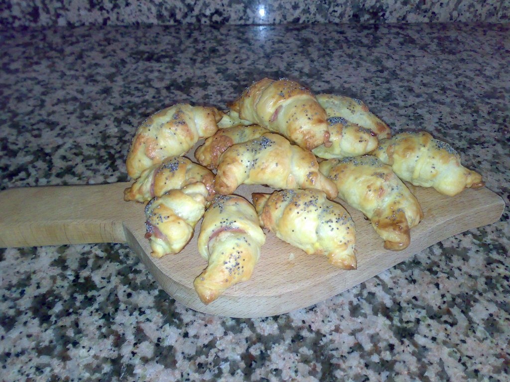 Croissant cu prosciutto si wurstel