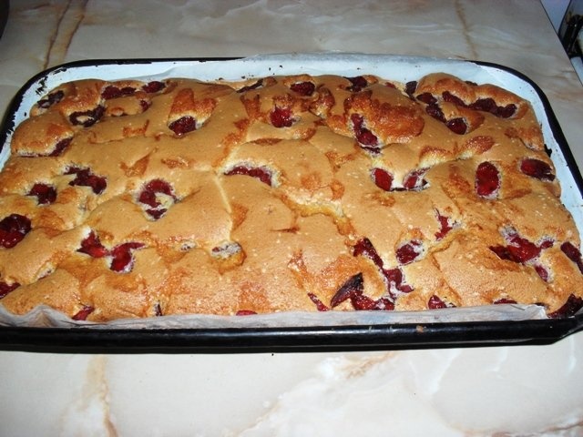 Prajitura cu visine - reteta de pandispan pufos cu visine sau alte fructe