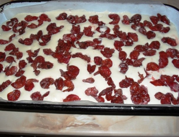 Prajitura cu visine - reteta de pandispan pufos cu visine sau alte fructe