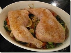 Pulpe de pui pe pat de legume