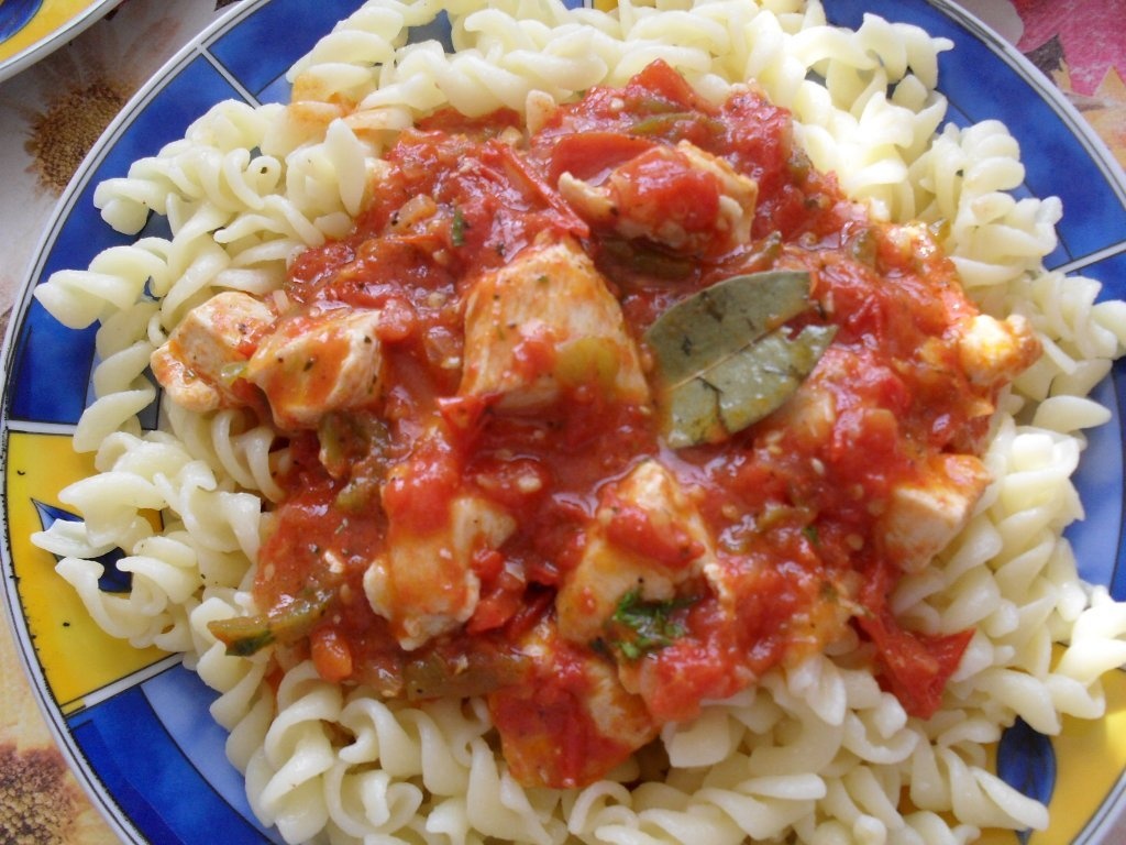 SPIRALE CU PIEPT DE PUI SI SOS DE LEGUME