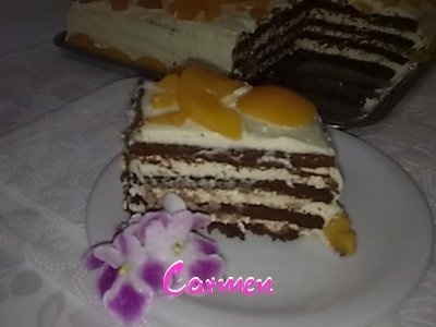 Tort cu blat de ciocolata si piersici