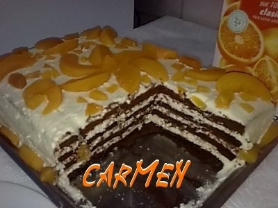 Tort cu blat de ciocolata si piersici