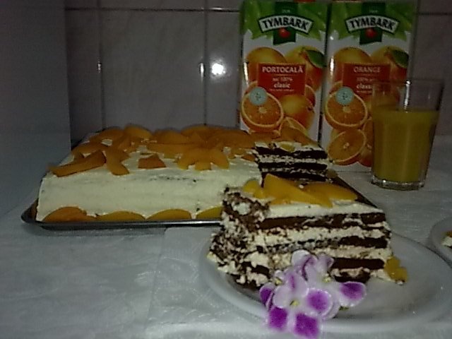 Tort cu blat de ciocolata si piersici