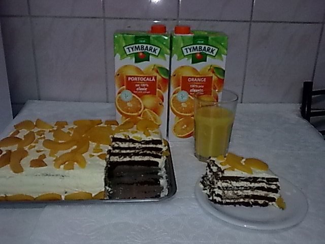 Tort cu blat de ciocolata si piersici