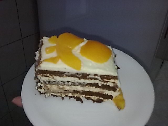 Tort cu blat de ciocolata si piersici