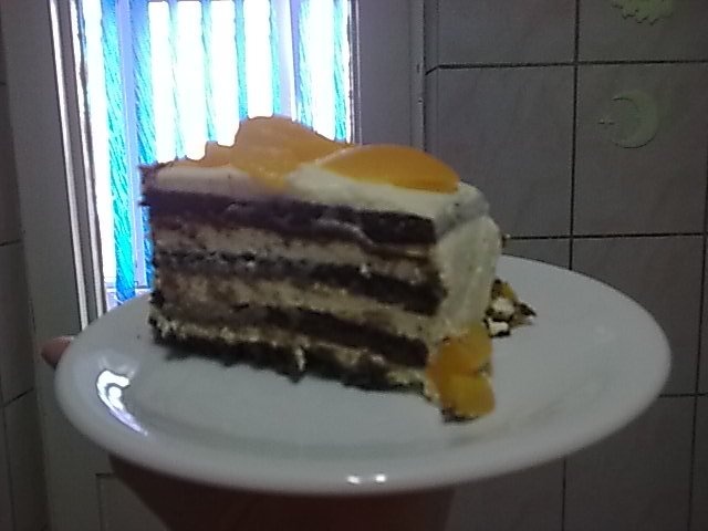 Tort cu blat de ciocolata si piersici