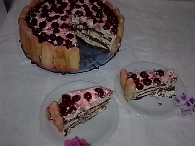 Tort cu visine si crema de iaurt.