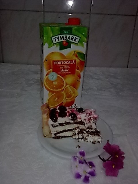 Tort cu visine si crema de iaurt.