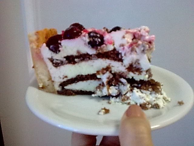 Tort cu visine si crema de iaurt.