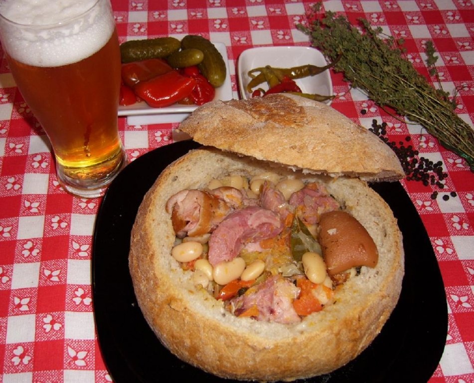 Ciolan afumat cu fasole in paine