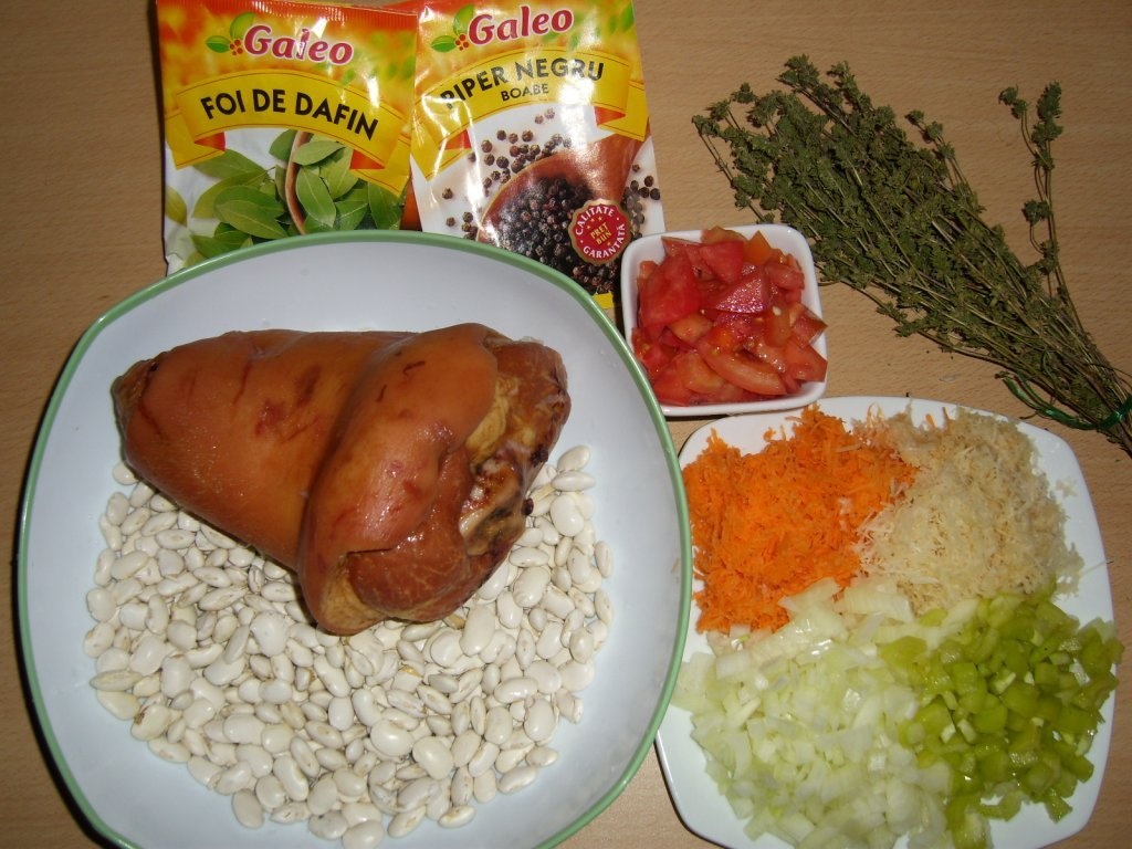 Ciolan afumat cu fasole in paine