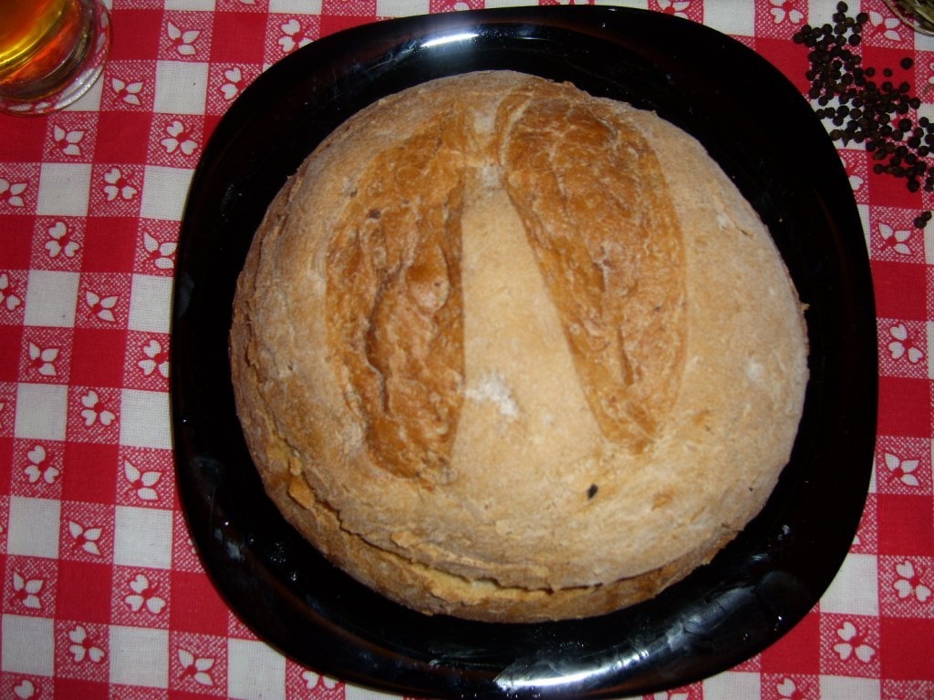 Ciolan afumat cu fasole in paine
