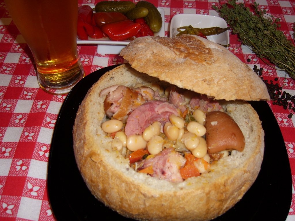 Ciolan afumat cu fasole in paine