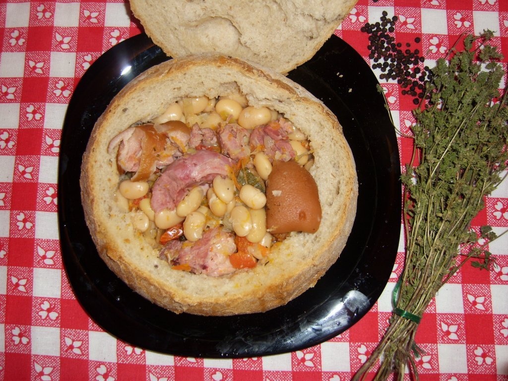 Ciolan afumat cu fasole in paine