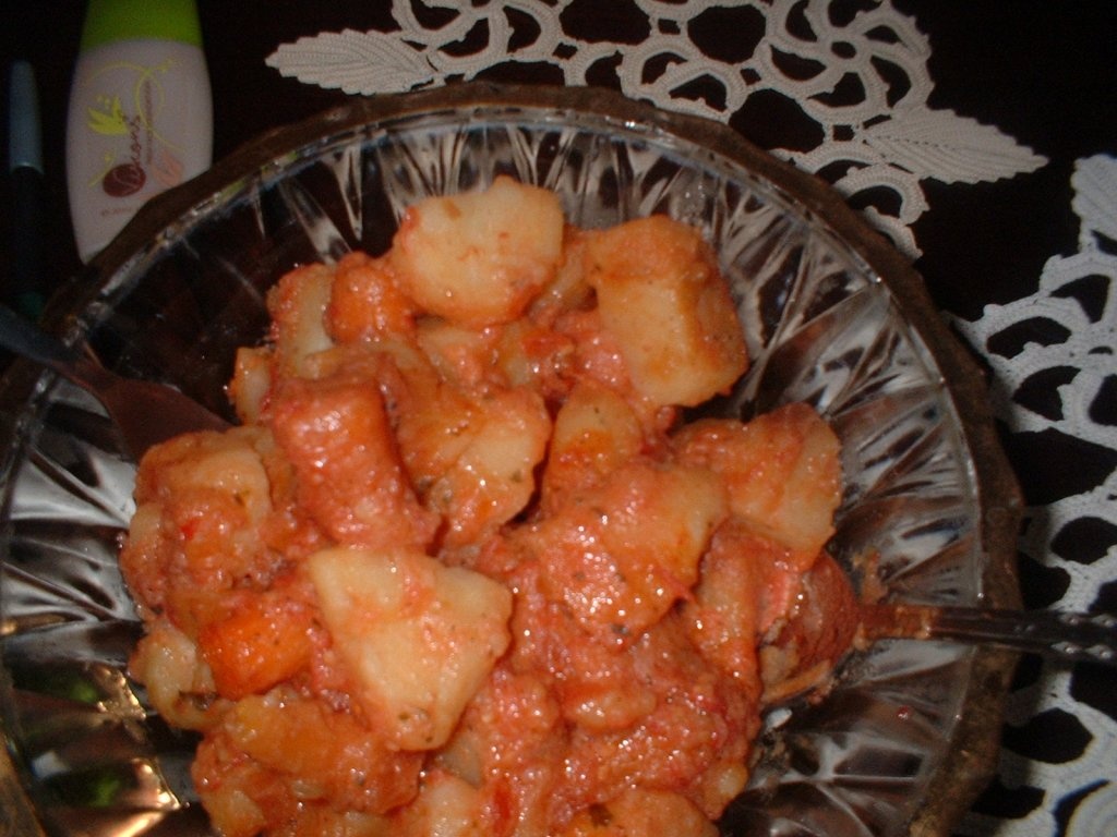 Pui la cuptor cu garnitura de cartofi copti