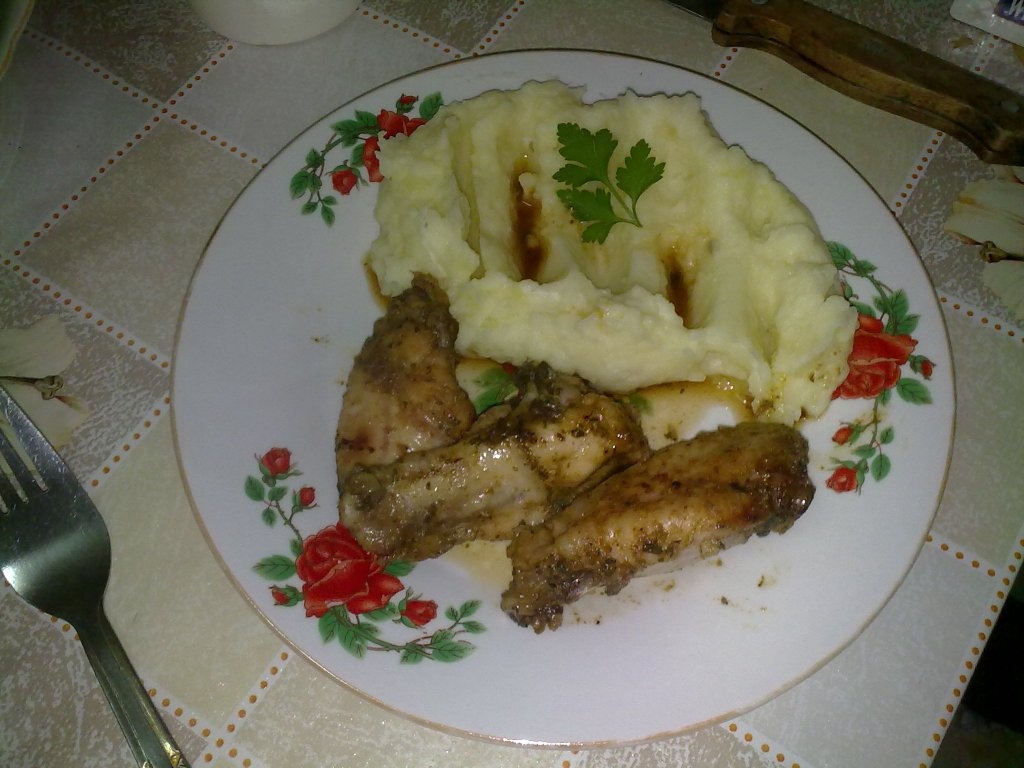 Aripioare de pui in bere cu piure de cartofi