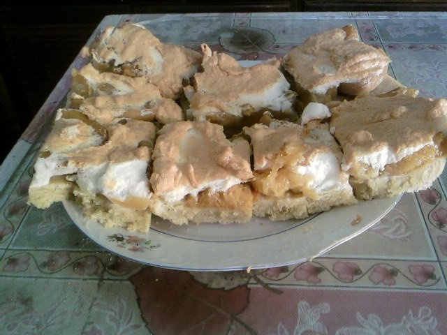 Prajitura cu piersici si bezea