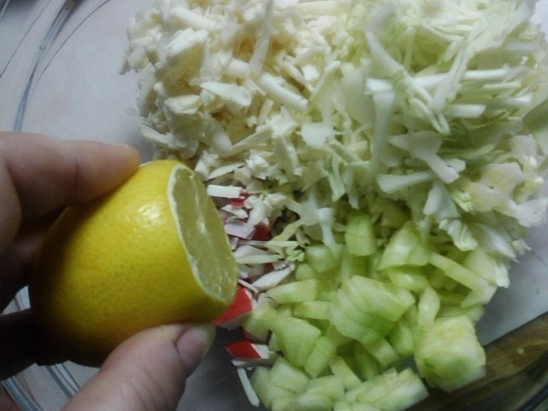 Salata de varza cu surimi