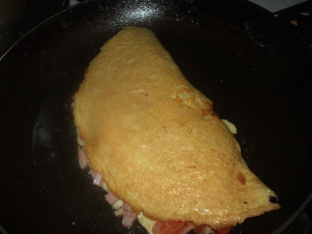 Omleta calzone cu costita afumata/sunca