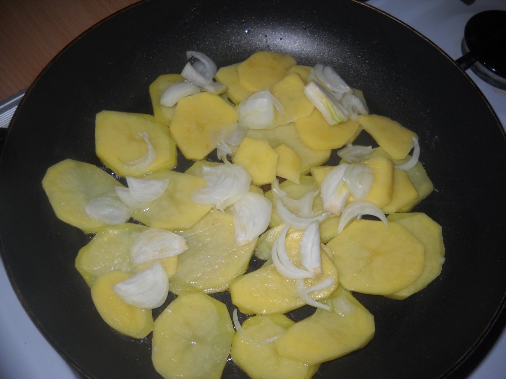 Cartofi prajiti cu ceapa