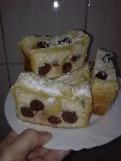 Placinta cu visine si aluat din comert