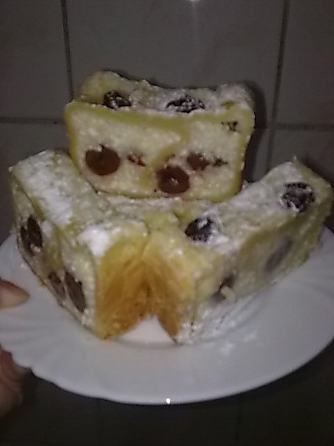 Placinta cu visine si aluat din comert