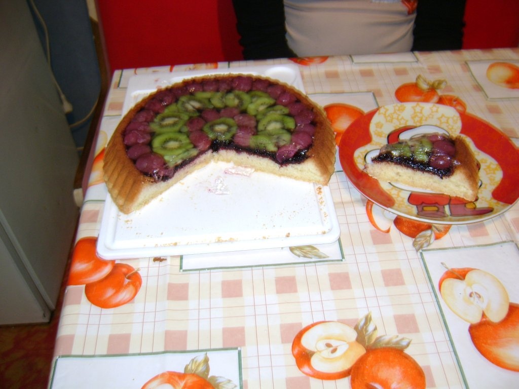 Tarta cu kiwi si struguri
