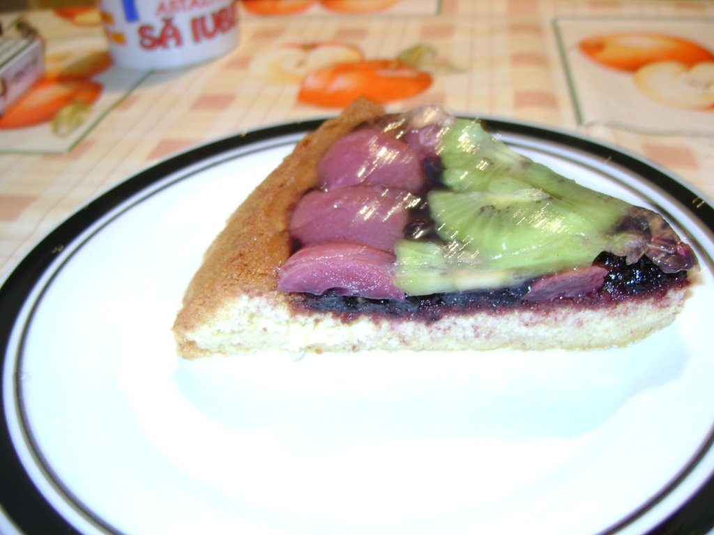 Tarta cu kiwi si struguri