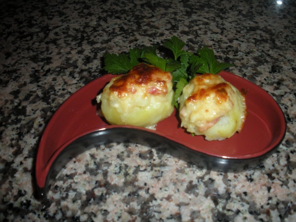 Cartofi umpluti si gratinati