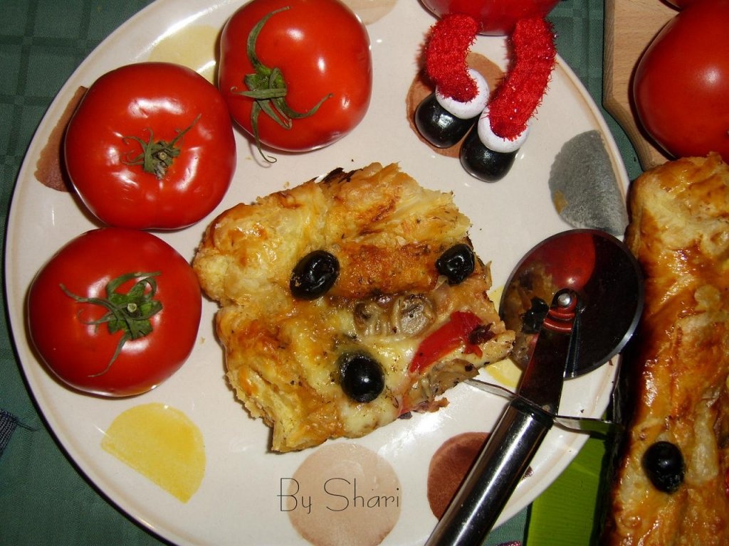 Pizza cu ciuperci si masline si cu marginile umplute cu branza