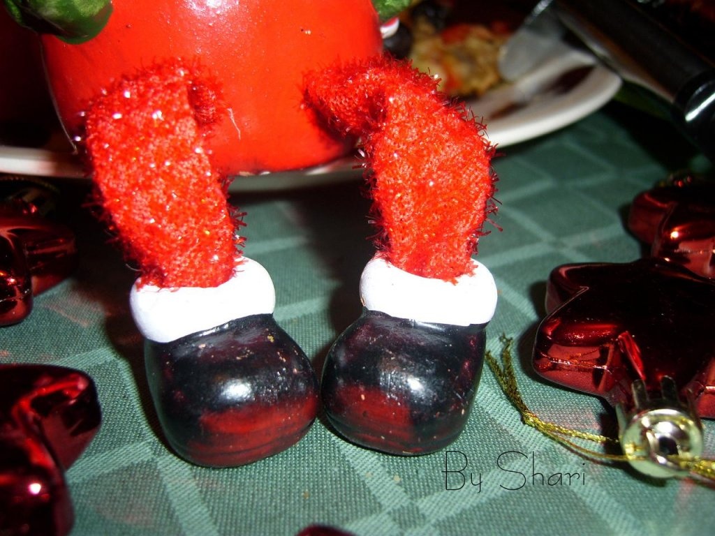 Pizza cu ciuperci si masline si cu marginile umplute cu branza