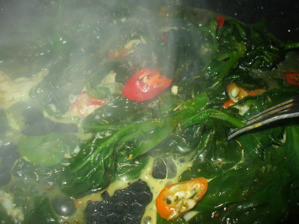 Pui pane cu pesmet si garnitura de spanac picant