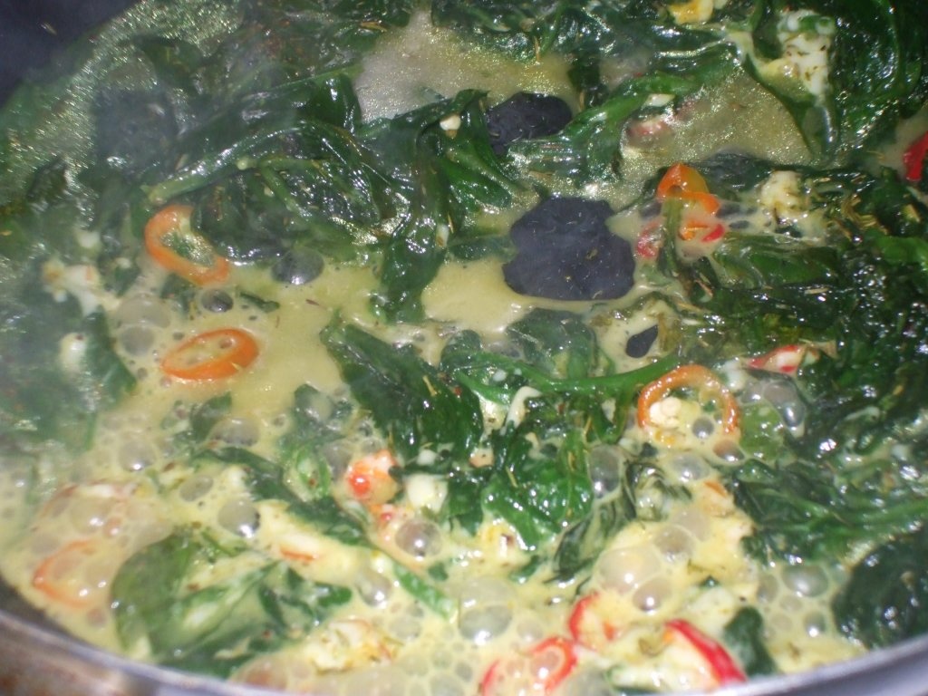 Pui pane cu pesmet si garnitura de spanac picant