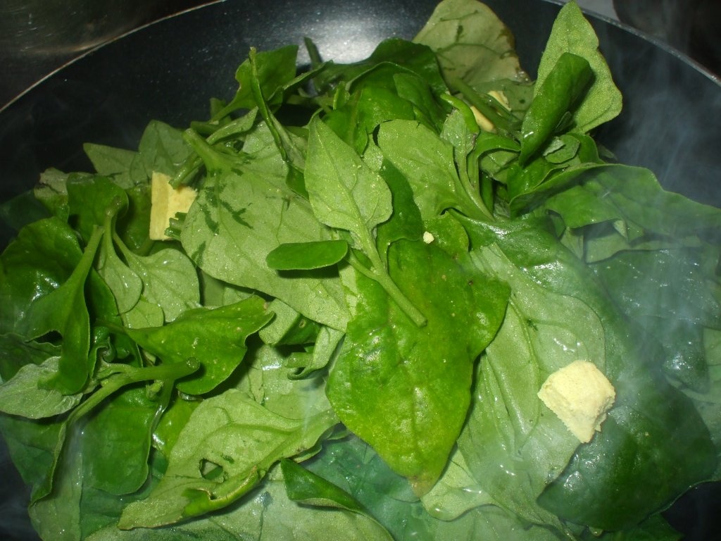 Pui pane cu pesmet si garnitura de spanac picant