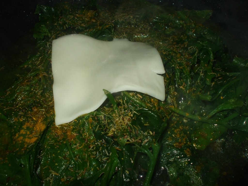 Pui pane cu pesmet si garnitura de spanac picant