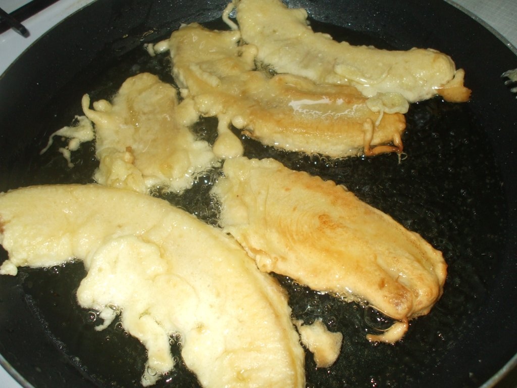 Banane in aluat, cu ciocolata alba-neagra