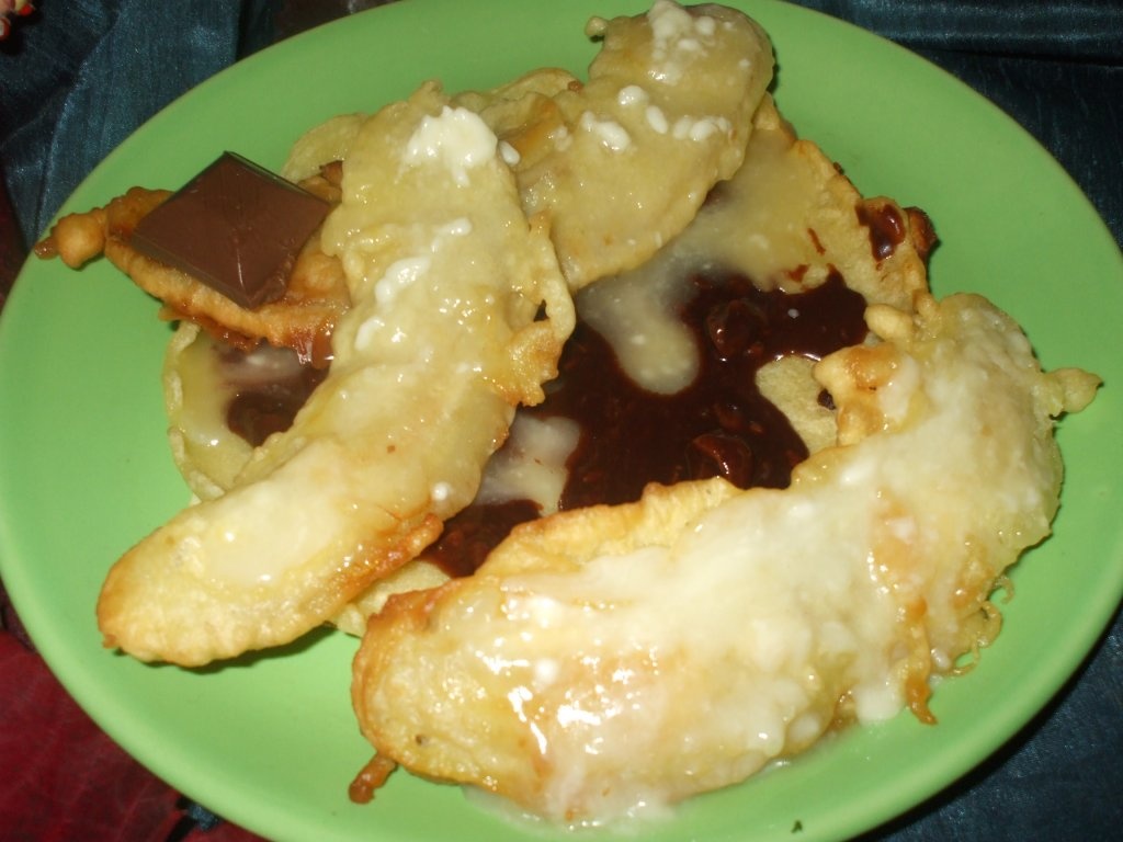 Banane in aluat, cu ciocolata alba-neagra