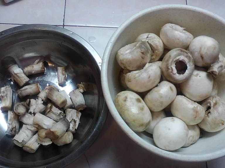 Ciuperci umplute cu garnitura de hrisca