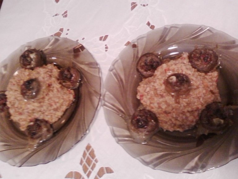 Ciuperci umplute cu garnitura de hrisca