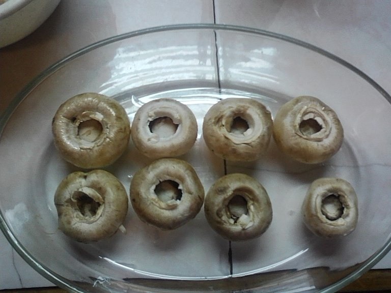 Ciuperci umplute cu garnitura de hrisca