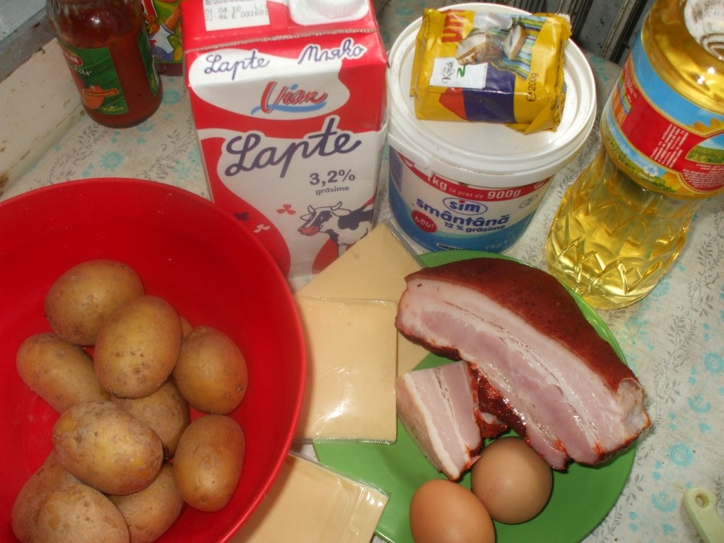 Cartofi la cuptor cu sunca si sos