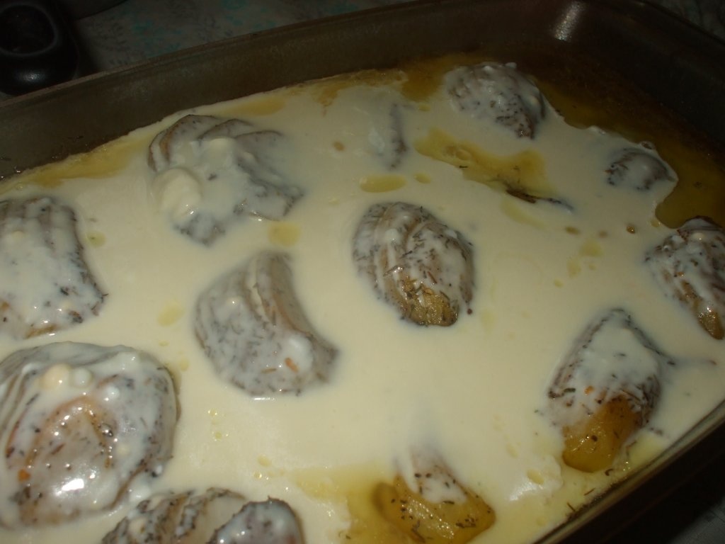 Cartofi la cuptor cu sunca si sos