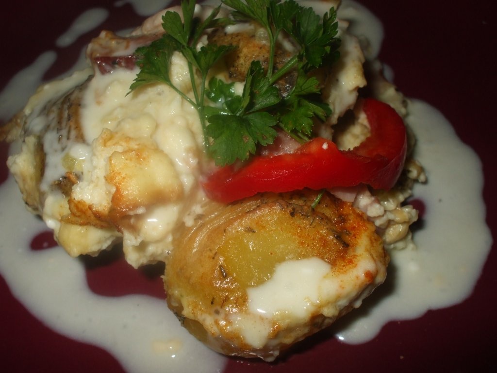 Cartofi la cuptor cu sunca si sos