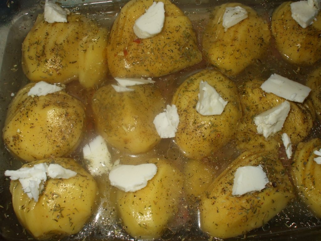 Cartofi la cuptor cu sunca si sos