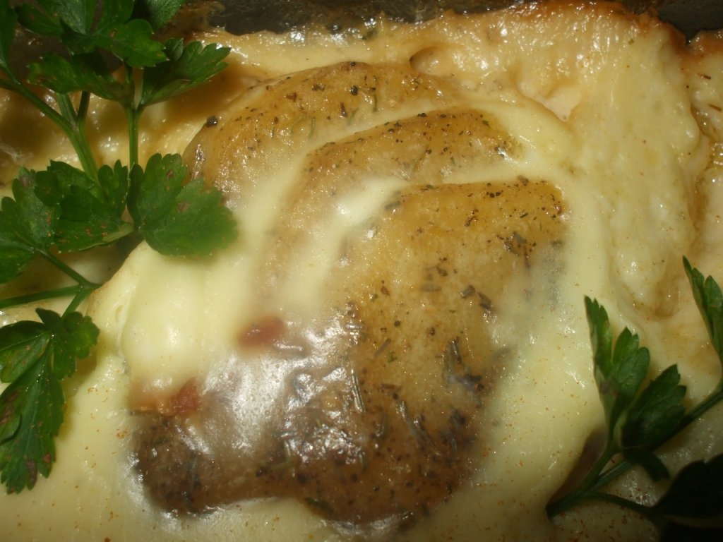 Cartofi la cuptor cu sunca si sos