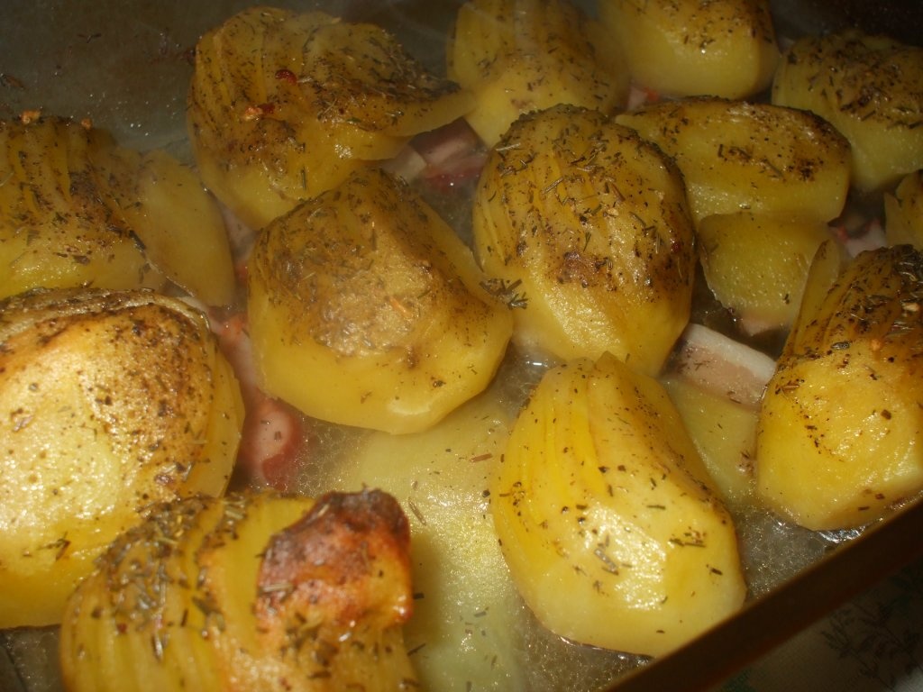 Cartofi la cuptor cu sunca si sos
