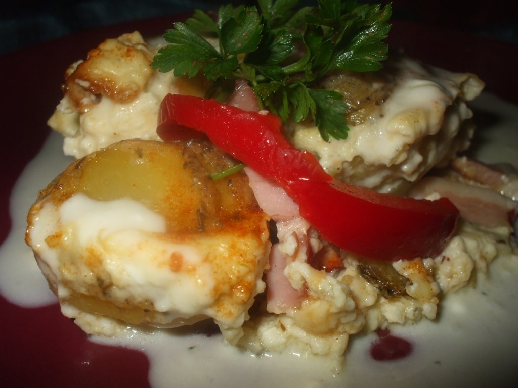 Cartofi la cuptor cu sunca si sos