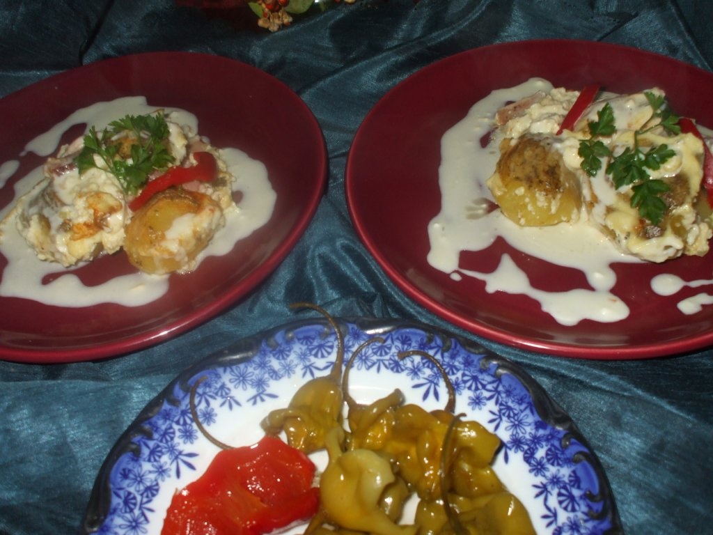 Cartofi la cuptor cu sunca si sos